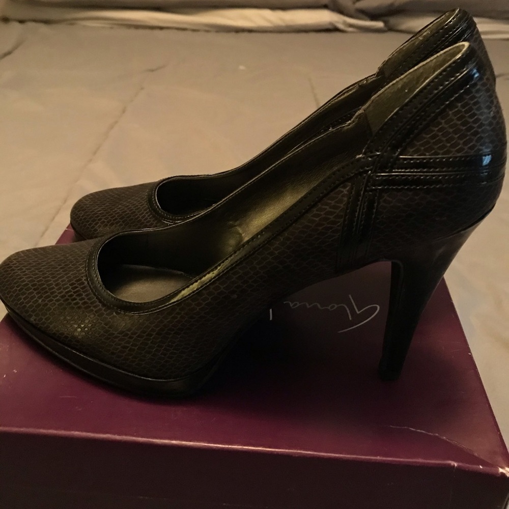 Gloria Vanderbilt gray snakeskin heels!
